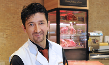 Un collaborateur présente de la viande Un collaborateur présente de la viande